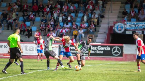Rivera disputando la pelota ante la presi&oacute;n de dos jugadores del Boiro