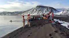 Imagen de un grupo de turistas en la isla Decepci�n en febrero del 2020