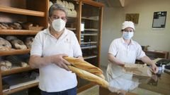 Jorge Calvo Basoa, al frente del negocio, junto a una de las empleadas