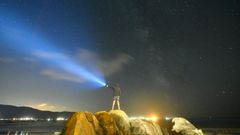 El mar de ardora vuelve a iluminar la playa de Carnota