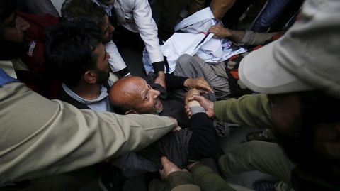 Agentes de polica indios detienen al congresista Engineer Abdul Rashid Sheikh, durante una marcha hacia la residencia de la jefa de Gobierno de Cachemira, Mebhooba Mufti, en Srinagar.