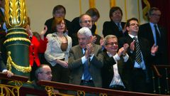 En entonces presidente de la comunidad, Pasqual Maragall (centro de la imagen), celebra la aprobaci�n del Estatuto de Catalu�a en el Congreso.
