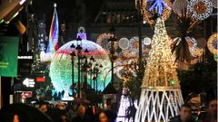 Foto dunha r�a con led de decoraci�n e iluminaci�n de diferentes temperaturas de cor. As zonas m�is iluminadas do chan son as que est�n baixo un farol ou preto dun escaparate