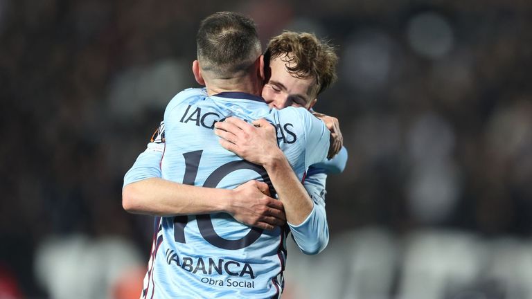 Iago Aspas y Swedberg, los autores de los goles, se abrazan tras el tanto del sueco.