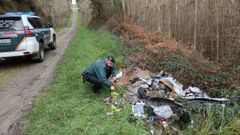 Un agente del Seprona de A Coru�a, revisando un vertido ilegal en la comarca.