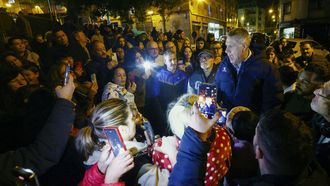 El alcalde de Badalona, Xavier Garc�a Albiol, conversa con los vecinos de barrio de Santo Cristo que protestan ante la entrada de la Parroquia Mare de D�u de Montserrat de Badalona que tiene que acoger a los migrantes procedentes del desalojo del Instituto B9 de Badalona