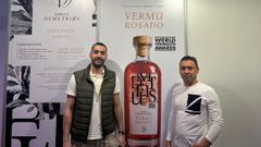 <span lang= gl >Ad�n Rivera (esquerda) e Fernando Fern�ndez, un dos socios de Adega Demetrius, co seu verm� rosado, este xoves na feira de Silleda</span>