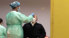 Cribado en busca de coronavirus en el centro de salud de Quiroga, a principios del mes pasado