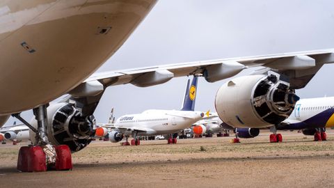 Aviones estacionados, ayer, en el aeropuerto de Teruel