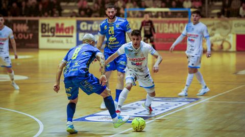 Altamirano presiona a Paniagua, uno de los hombres m�s decisivos del partido.