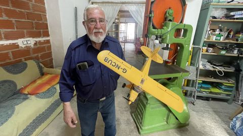 Juan Francisco Almarche posa junto a una de sus maquetas de aviones en su vivienda en Masanasa.