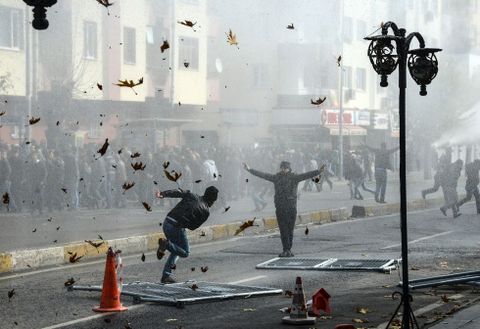 <span lang= es-es >Protesta kurda</span>. Dos manifestantes murieron por disparos de la polic�a en Diyarbakir, capital oficiosa de los kurdos en Turqu�a, durante una protesta para denunciar el toque de queda.
