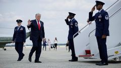 Trump, en una imagen de este lunes, subiendo al Air Force One