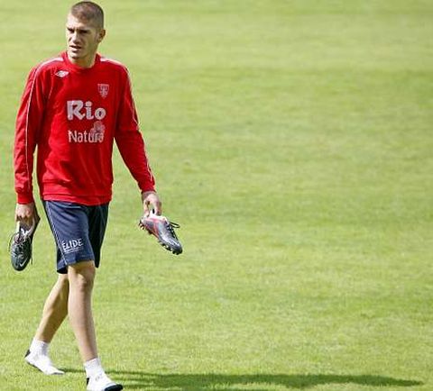 Ra�l Fuster, con las botas en las manos a la conclusi�n del entrenamiento de ayer.