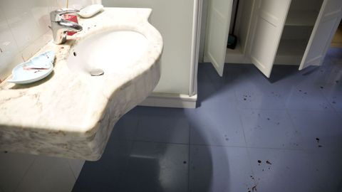 En la vivienda hay un rastro de sangre que recorre varias habitaciones, un cuarto de bao y las escaleras