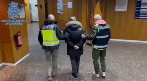 Dos agentes de la polic�a custodian al hombre acusado de asesina a su expareja en Getafe