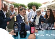 Las autoridades degustando las propiedades del tinto. 