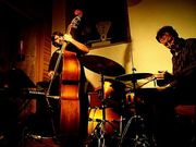 Hay conciertos a diario (22 h) en la antigua plaza de abastos. 