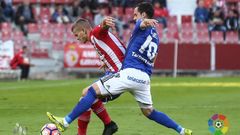 Linares lucha por un bal�n frente al Girona
