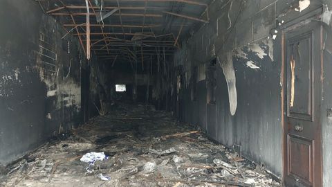 El pasillo de la planta baja del edificio donde hace una semana se declar� un incendio en la calle Carlos III de Ribadeo