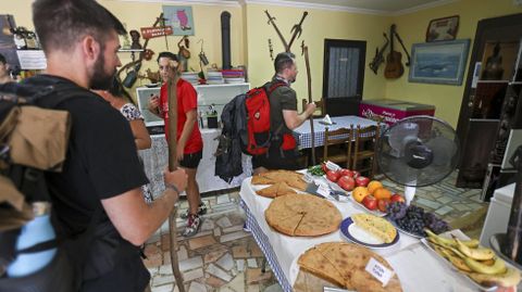 Peregrinos haciendo el camino de Santiago recalan en el caf bar Oasis en Barosa, Barro