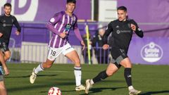 Iker Ivorra, en un partido del Real Valladolid Promesas con el Compostela en la temporada 2024/25