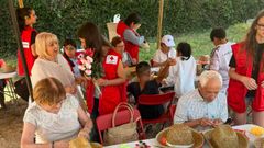 Taller de manualidades que realizaron como parte del campamento para mayores de Cruz Roja Lugo y en el que tambi�n participaron ni�os.