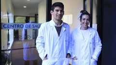 Los nutricionistas Anxo Carreira y Ana Rojo, en el centro de salud de Galeras, en Santiago.