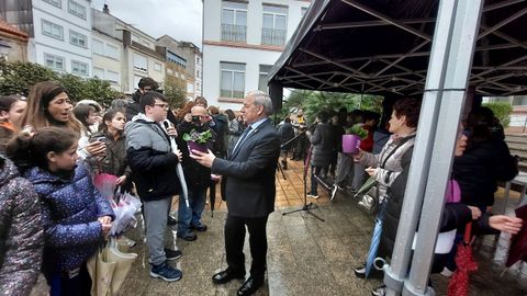 El alcalde Jos Tom particip en el reparto de flores