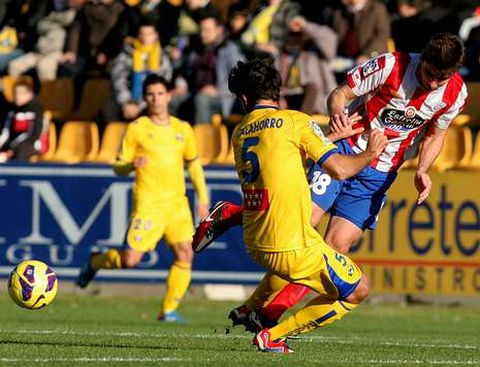 Diego Tonetto trata de eludir el marcaje de un jugador del Las Palmas en la primera vuelta.