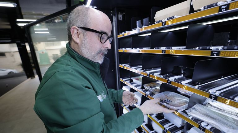 Adem&aacute;s del&nbsp;&laquo;vending&raquo; Metro 24st, tambi&eacute;n cuentan con los casilleros Inpost y la lavander&iacute;a autoservicio La Colada, en el mismo bajo