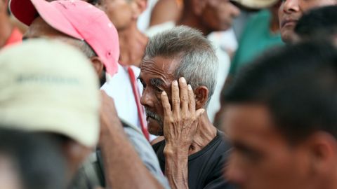 Ciudadanos venezolanos cruzan a diario la frontera entre su pas y Colombia para recibir una racin de comida en el comedor Divina Providencia de Cculta 