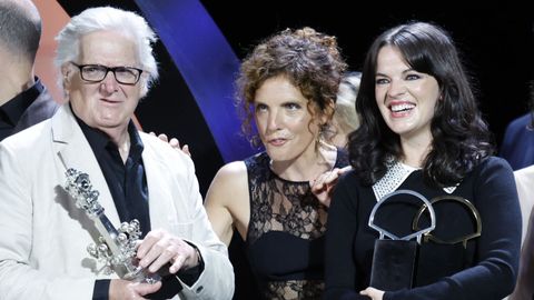Los actores de la pel�cula con mas galardones 'Tender Loving Care', del brit�nico Mike Leigh, Alice Baile (c) y Paul Jesson (i) posan con sus premios, este s�bado en de la gala de clausura de la 74 edici�n del Festival de Cine de San Sebasti�n