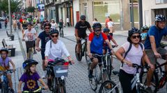 El pelotn transitar por la calle peatonal al inicio del circuito.