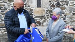 Dolores Su�rez, vecina de Abegondo de 99 a�os, recibi� del alcalde, Santiso Miramontes, un pack anticovid