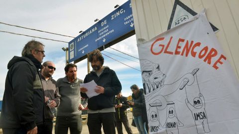 Rafael Mayoral con los trabajadores de AZSA