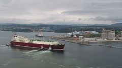 Buque gasero del tipo Q-Flex, de m�s de 300 metros de eslora, en la planta de Reganosa