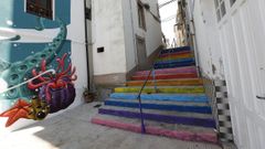 Escaleras p�blicas pintadas en un acto de vandalismo urbano en Celeiro, junto a un mural gigante pintado con autorizaci�n en una vivienda particular