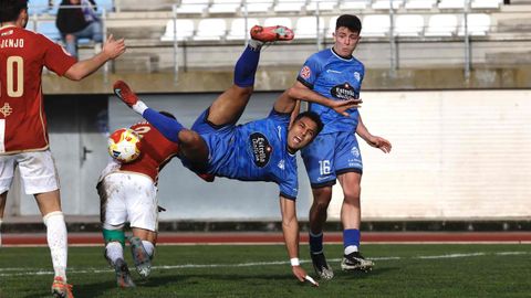 Amin recibe una tarascada de Iv�n Mart�nez cuando intentaba un acrob�tico remate