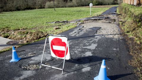 V�a en Pasarela, Vimianzo, con el pavimento totalmente levantado