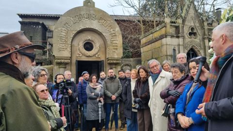 O roteiro comezou no pante�n familiar de Lamas Carvajal.