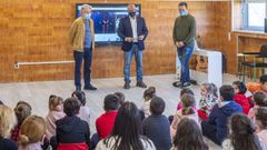 Baltar visit� a los alumnos del colegio de Cortegada