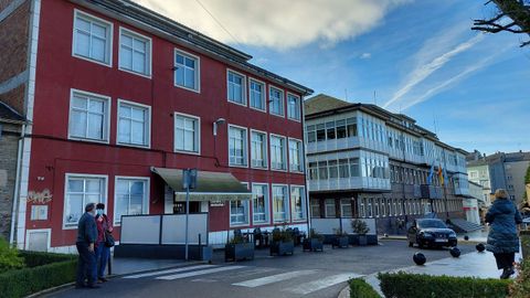 A la izquierda, sede del Centro Cultural e Recreativo, en la plaza de la Constituci�n de Vilalba