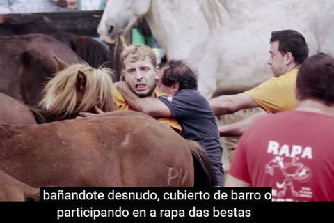 En primer plano, Andrade y Soto en el anuncio televisivo de Aquarius.