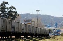 En la fotograf�a, un convoy de mercanc�as accediendo al muelle interior de la ciudad.