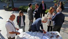 <span lang= es-es >Reivindicaci�n en la calle</span>. La pasada semana Afundaci�n celebr� con un acto en la calle el D�a Internacional de las Personas Mayores. Varias personas se fotografiaron delante de un gran cartel reivindicando la vida sin complejos a partir de los sesenta a�os. 