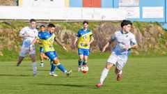 El jugador del Cambados, Gregor, pasando la pelota en el partido ante el Boiro