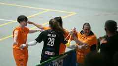 Irene Surez, Lara y Ana Eliza celebran con la aficin uno de los goles en Vilalba.