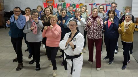 Alicia Agrelo (delante) es la encargada de dirigir a un grupo que acude de muy buena gana a dos sesiones semanales.