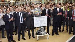 El primer ministro de Portugal, Ant�nio Costa (3d), junto con los empleados del grupo Renault en la factor�a de Aveiro (Portugal)
